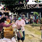 シャン州の困窮する民衆に生活支援物資を配布するボランティア団体のスタッフ